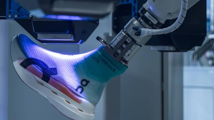 <p>Unter UV-Licht wird die Tinte getrocknet, zu diesem Zeitpunkt ist noch kein Mensch in die Produktion des Schuhs involviert.</p>