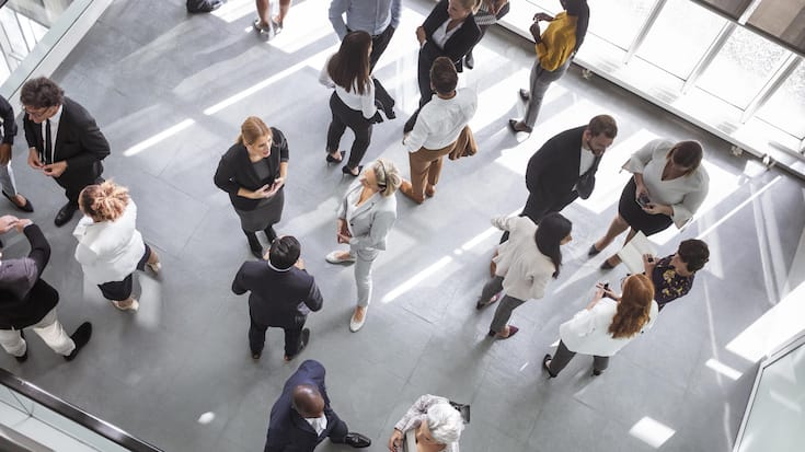 <p>Smalltalk: Wer ein paar einfache Regeln beachtet, kommt auch als introvertierte Person leicht ins Gespräch.</p>