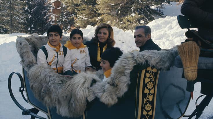 <p>Die Familie des letzten Schahs, Mohammad Reza Pahlavi, im Jahr 1975: Er verbrachte die Winter mit ihr in St. Moritz.</p>