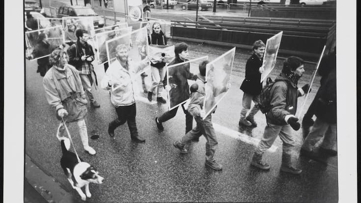 <p>Durch seine Spaziergänge – wie hier der Marsch mit Windschutzscheib – stellt der Wissenschaftler unsere gewohnte Wahrnehmung infrage.</p>