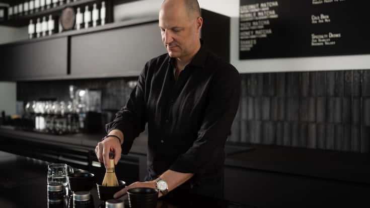 <p>Gerührt, nicht geschüttelt: Markus Zbinden, Co-Gründer von Avantcha, bei der Zubereitung von Matcha-Tee.</p>