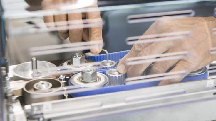 KOMAX, KOMAX HOLDING, KOMAX-GRUPPE, TECHNOLOGIEUNTERNEHMEN, MASCHINENHERSTELLER, ZULIEFERER, AUTOMOBILZULIEFERER, KABELVERARBEITUNG, WIRE PROCESSING, KABEL, ELEKTROKABEL, KABELMASCHINE, CRIMPEN, MASCHINENFABRIK, PRODUKTIONSSSTAETTE, MONTAGE, FABRIK, VERTIK