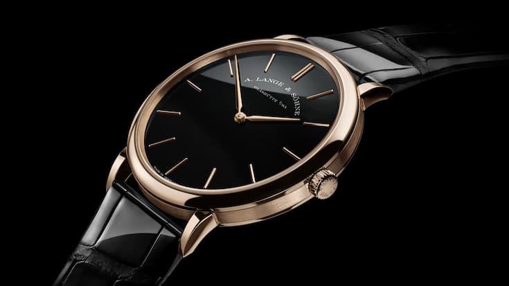 <p>Mit ihrem schlanken Gehäuse, zurückhaltenden Design und ihren edlen Materialien verköpert die Saxonia Thin zeitlose Eleganz.</p>