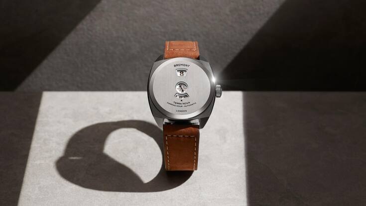 <p>Die Uhr aus Stahl mit springender Stunde vereint Handwerkskunst und Präzision.</p>