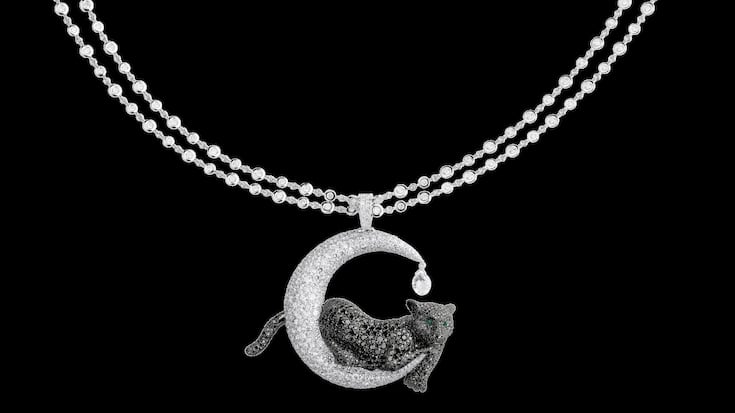 <p>Anhänger mit schwarzen und weissen ­Diamanten aus der Red-Carpet-Kollektion von ­Chopard: Ein Panther ruht auf einer ­Mondsichel.</p>