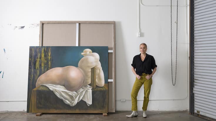 <p>Die in Los Angeles lebende Künstlerin Louise Bonnet neben ihrem Werk  «Figure with Satin Drapery», 2023.</p>