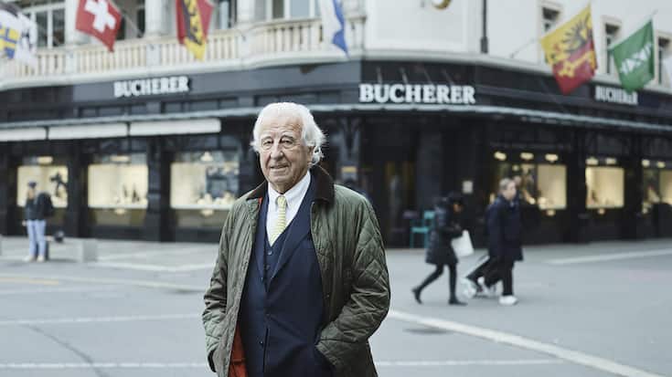 <p>Star-Anwalt Urs Mühlebach, im Hintergrund eine Bucher-Filiale in Luzern.</p>