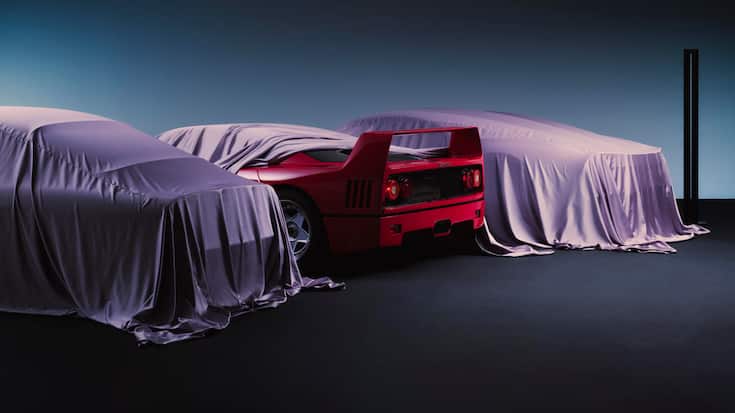 Es gibt viele in der Schweiz, teils mit Hunderten Autos. Hier ein Blick in Imwinkelrieds Garage. Der Heckflügel gehört zu einem Ferrari F40.