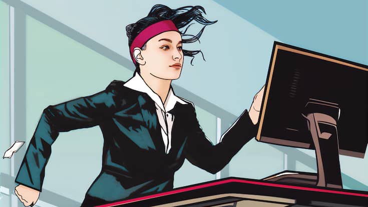 Business Frau im Anzug auf Laufband