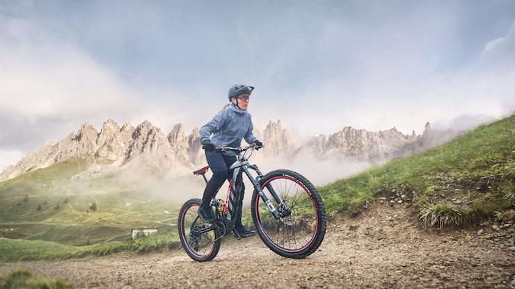 bergauf mit dem veloKaum zu glauben, aber für dieses Bike zeichnet der Autobauer Audi verantwortlich. Natürlich steckt im Rahmen eine Batterie.