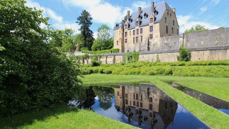 <p>Anwesen mit über 5,8 Hektar, einem Hauptschloss, ...</p>