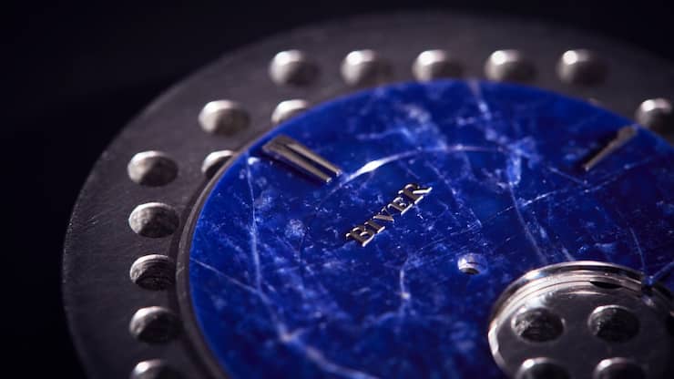 Blaues Zifferblatt der JCB-Uhr, mit Biver-Schriftzug