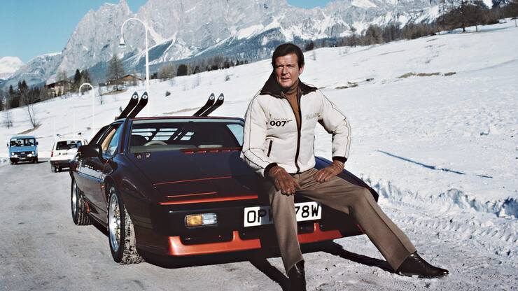 Roger Moore als James Bond