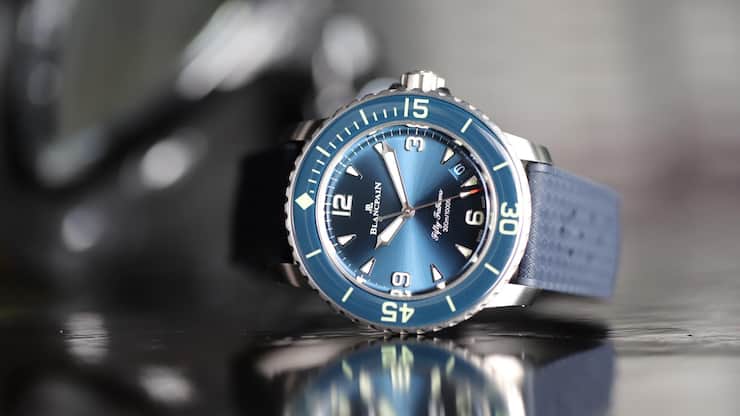 Das um 2,7 Millimeter verkleinerte, 42,3 Millimeter grosse Gehäuse der Fifty Fathoms erforderte ein Redesign von Zifferblatt und Drehring. Das Werk ist das seit 2007 verfügbare automatische Kaliber 1315 mit 120 Stunden Gangreserve.