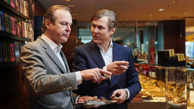 Die seit 1836 bestehende Zürcher Confiserie Sprüngli ist mittlerweile in der ganzen Schweiz aktiv. CEO Tomas Prenosil (r.) führt sie zusammen mit seinem Bruder Milan (l.) in der fünften Generation. Trotz der langen Tradition suchen sie stets nach neuen Kreationen und erweitern die Geschmackswelt.