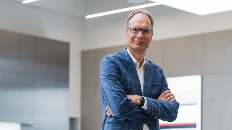 Neuer Besen: Der blau karierte dürfte sein Lieblingsanzug sein. Michael Lohscheller soll Polestar auf die nächste Stufe heben.