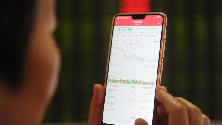 FUYANG, CHINA - OCTOBER 11: An investor watches the mobile phone screen at a stock exchange hall on October 11, 2018 in Fuyang, Anhui Province of China. Chinese shares plunged on Thursday. The Shanghai Composite Index fell down 142.38 points, or 5.22 percent, to close at 2,583.46. The Shenzhen Component Index fell 486.60 points, or 6.07 percent, to close at 7,524.09 points. (Photo by Wang Biao/VCG via Getty Images)