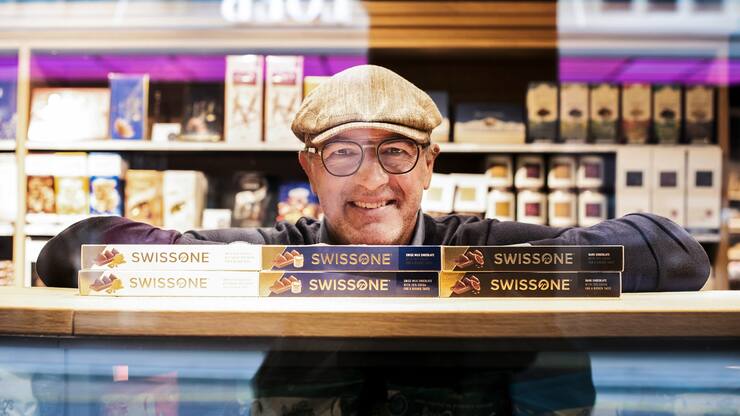 Der Berner Vernon Stuber, Entwickler der Schokolade Swissone, vor dem Schokoladengestell im Lebensmittel Loeb Franziska Rothenbuehler | Tamedia AG