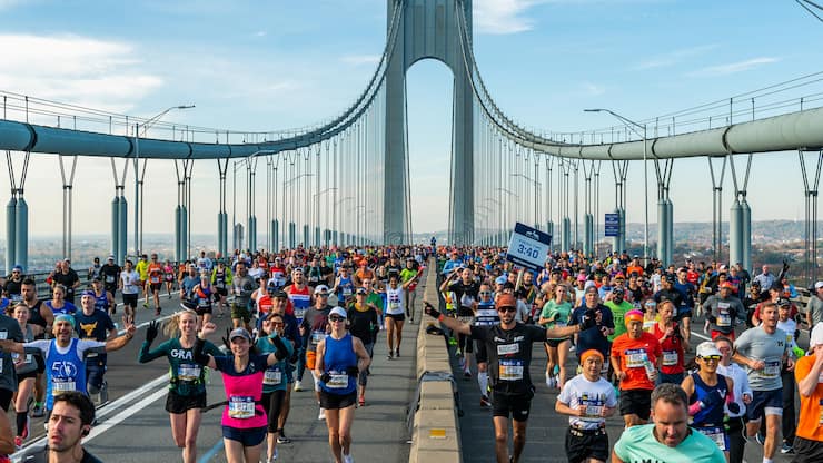 NEW YORK, NY â NOVEMBER 7: The 2021 TCS New York City Marathon is held on November 7, 2021. The course goes through all five boroughs of New York City, starting in Staten Island and ending in Central Park.  This year marks the 50th running of the marathon. (Photo by Scott McDermott for NYRR)