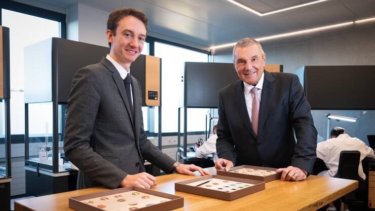 ambitioniertLVMH-Uhrenboss Frédéric Arnault (l.) und Jean-Christophe Babin, CEO der LVMH-Marke ­Bulgari, bei der Eröffnung der neuen ­Bulgari-Manufaktur in Saignelégier.