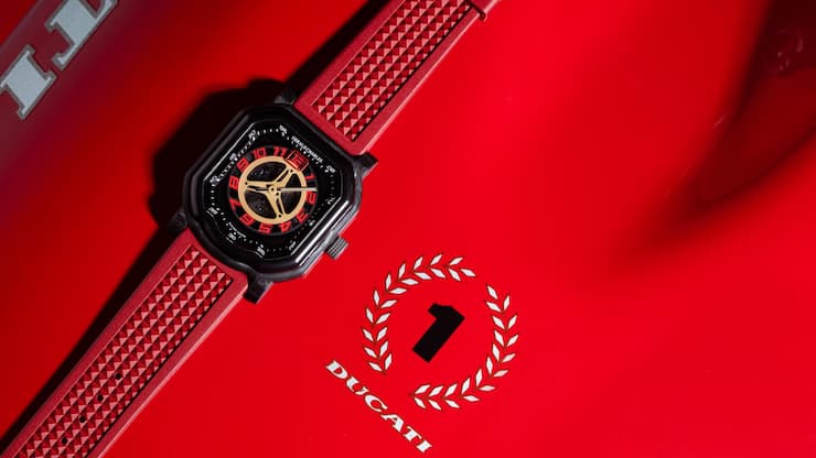 Die Uhr Gerald Charles Maestro 4.0 Ducati 30° Anniversario 916 vereint zwei Welten in einem Zeitmesser.