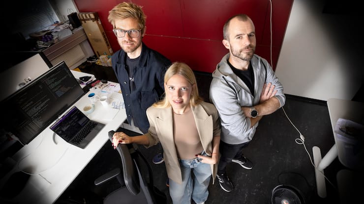 Info-beschafferKevin Roth, Paulina ­Grnarova und Yannic Kilcher (v.l.) machen mit ihrer Suchmaschine die Juristerei effizienter.