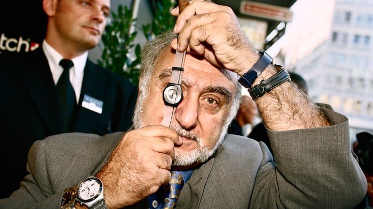 Nicolas G. Hayek praesentiert am 2. Oktober 1997 in Genf die neueste Uhr von Swatch, die nur 3,9 Millimeter ultraduenne Swatch "Skin". (KEYSTONE/Fabrice Coffrini)
