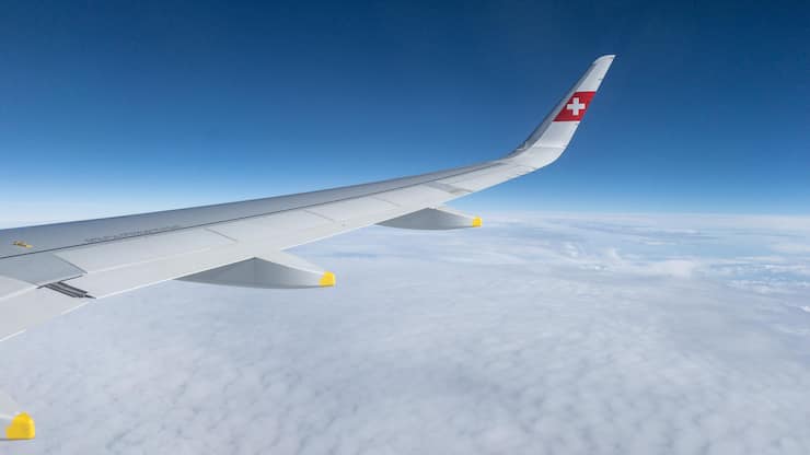 Foto: Sven Thomann, 10.10.2022, Zuerich: Blick aus dem Fenster eines Airbus A320 neo der Swiss International Airlines auf die Tragflaeche.