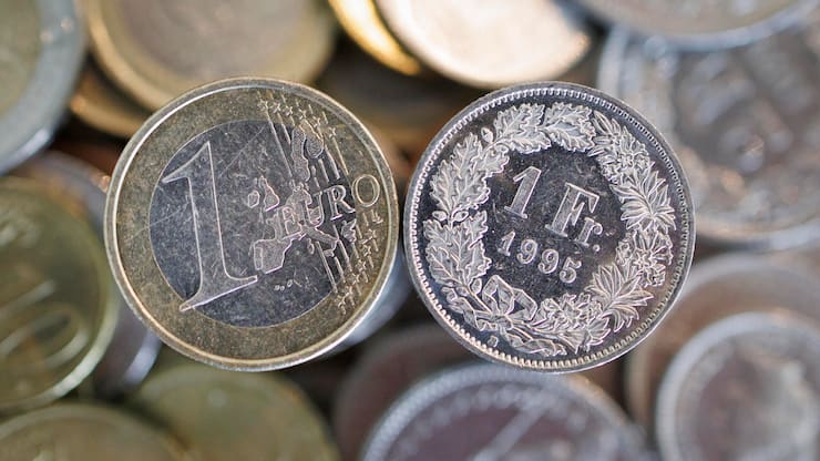 Foto: Sven Thomann, 30.9.2025, Uster (ZH): 1 Euro Muenze und 1 Franken Muenze Einfraenkler Schweizer Muenzgeld, Muenz, Muenzen, Geld, Finanzen Vermoegen Kapital, Muenze Bargeld Geldmittel Geldstueck, Hartgeld, Kleingeld Kurs, Wechselkurs, Geldwechsel, Eurokurs, Frankenkurs, Themenbild, Wirtschaft SymbolbildRMS