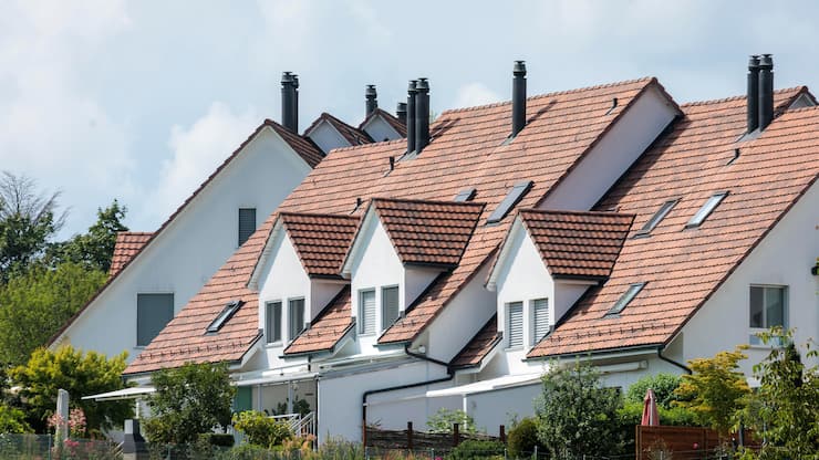 Foto: Sven Thomann, 2.8.2024, Uster (ZH): ReiheneinfamilienhÅ user in Uster. Wohnungen, Immobilien, Miete, Mietwohnung, Wohneigentum, Hypothek, Wohnungsmarkt, Liegenschaft, Eigentumswohnung, Wohnhaus, Zins, Mietzins, Einfamilienhaus SymbolbildRMS