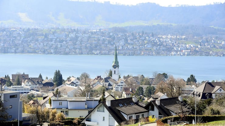 Blick auf Zollikon (ZH) am Montag, 26. Maerz 2012. Zollikon, einst Primus unter den steuerguenstigen Gemeinden an der "Goldkueste", schreibt rote Zahlen. Die Gemeinde operiert mit einem Notbudget und laesst nur noch die dringendsten Ausgaben zu. (KEYSTONE/Walter Bieri)