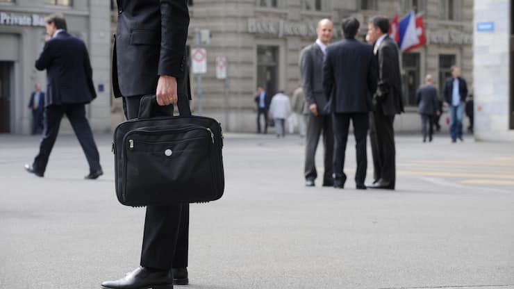 Ein junger Banker steht auf dem Paradeplatz Â© Andreas Meier/EQ Images