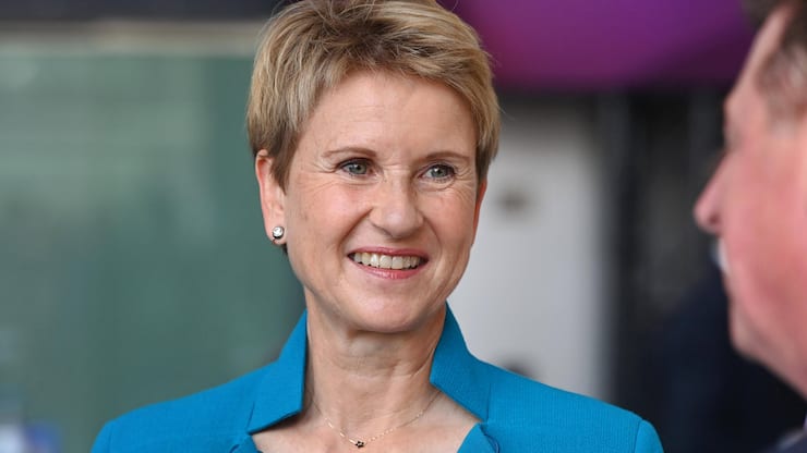 Susanne KLATTEN reichste Frau Deutschlands,Unternehmerin und Grossaktionaerin BMW, Einzelbild,angeschnittenes Einzelmotiv,Portraet,Portrait,PortrÃ¤t. Jubilaeumsveranstaltung 50 Jahre BMW Hochhaus am 22.07.2022 in Muenchen *** Susanne KLATTEN richest woman in Germany , entrepreneur and major shareholder BMW , single image , cropped single motif , portrait , portrait Jubilee event 50 years BMW high-rise on 22 07 2022 in Munich