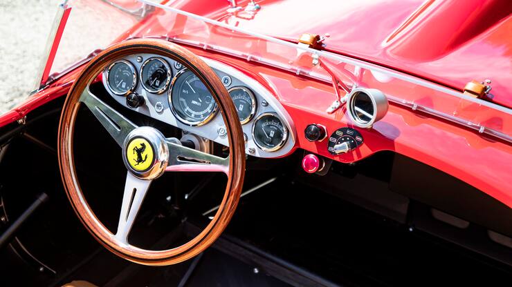 Stimmiges Interieur mit Holzlenkrad und «alten» Armaturen im Little Car.