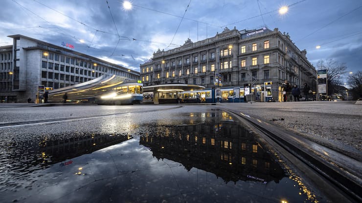 A general view shows the headquarters of the Swiss banks Credit Suisse, right, and UBS, left, at Paradeplatz in Zurich, Switzerland on Sunday March 19, 2023. (KEYSTONE/Michael Buholzer).