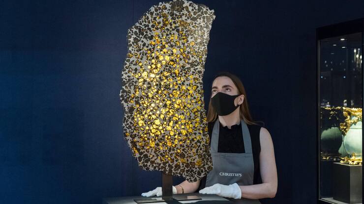 Eine Scheibe des Fukang-Meteoriten, gefunden in der chinesischen Provinz Xin­jiang. Auktionspreis 2021: 525'000 Pfund.