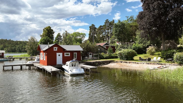 Das Bootshaus gehört zu einer Villa mit einer Fläche von 145 Quadratmetern und fünf Zimmern. Der Preis liegt bei rund 1,45 Millionen Franken (Sotheby’s).