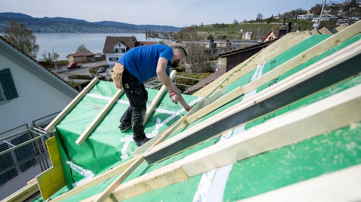 Ein altes Haus waehrend Umbau- und Sanierungsarbeiten am Dach zu einem Generationenhaus, fotografiert am Montag, 11. April 2022 in Meilen. Beim bestehenden Wohnhaus handelt es sich um ein kommunales Schutzobjekt; das Wohnhaus ist Bestandteil einer noch intakten, historischen Haeusergruppe, die Fassade ist denkmalgeschuetzt. Das Gebaeude wird als Generationenhaus mit zwei zweigeschossigen Wohnungen neu organisiert und der Innenraum neu gestaltet. (KEYSTONE/Christian Beutler)