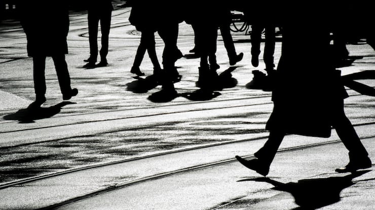 Menschen bewegen sich am Freitag, 24. Januar 2014, auf dem Paradeplatz in Zuerich. (KEYSTONE/Ennio Leanza)