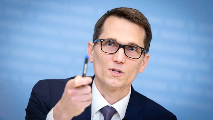 Swiss National Bank's (SNB) Chairman of the Governing Board Martin Schlegel speaks during a media briefing at the Swiss National Bank in Zurich, Switzerland, on Thursday, September 25, 2025. (KEYSTONE/Michael Buholzer)