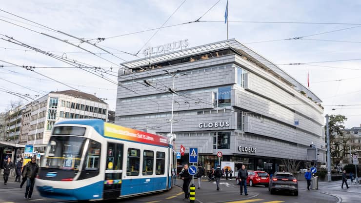 Aussenaufnahmen des Haupsitzes des Luxus-Warenhaus Globus an der Bahnhofstrasse am Dienstag, 13. Januar 2026 in Zuerich. Die Kette streicht rund einen Drittel der Stellen im Hauptsitz und verlagert diese nach Italien. (KEYSTONE/Claudio Thoma)