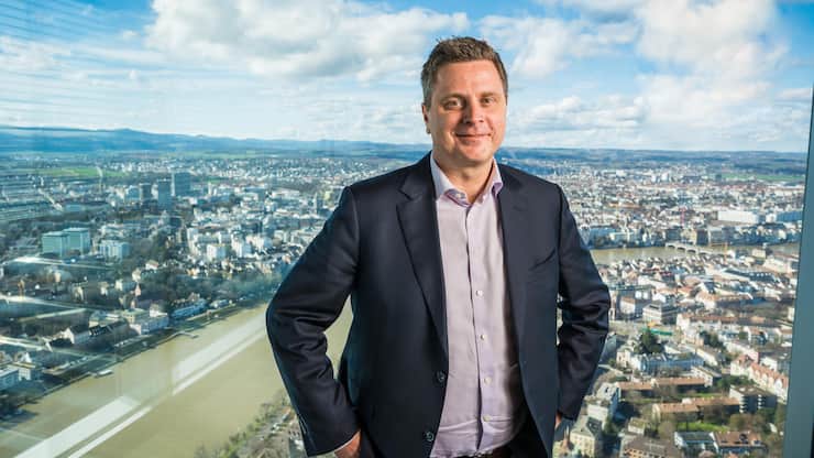 Thomas Schinecker (vorne), seit Frühling 2023 CEO von Roche, dreht auf – und emanzipiert sich allmählich von seinem Vorgänger Severin Schwan.