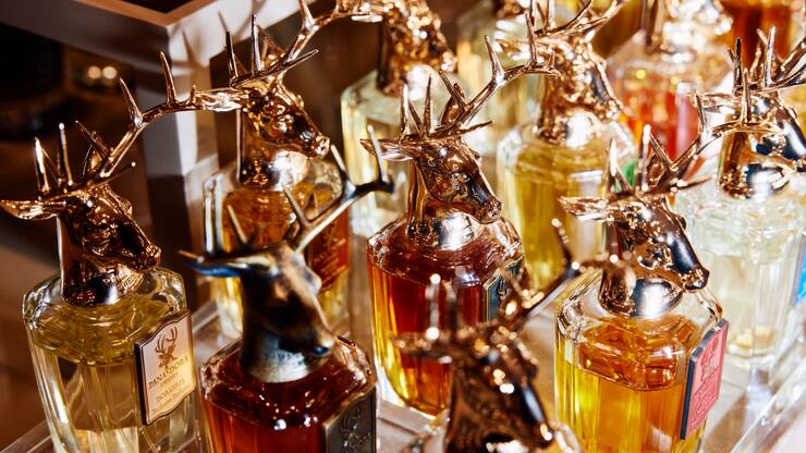 breites sortimentDie Parfümerie Spitzenhaus bei der Bahnhofstrasse in Zürich bietet rund 800 Marken an, ­darunter auch zahlreiche ­Nischenparfums.Bei der Wahl von Düften spielt auch das ­Design des Flakons mit.