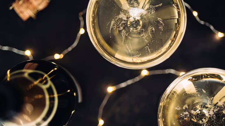 Es prickeltin den GlÄsernChampagner ist das klassische Getränk für Feste und Feiern. Das leise Prickeln sorgt für den edlen Auftritt.