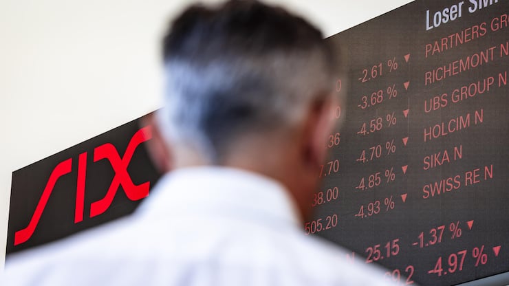 Ein Mann betrachtet aktuelle Boersenkurse die an einer LED-Wand im Eingangsbereich der Neuen Boerse Zuerich-West des SIX-Hauptsitzes an der Pfingstweidstrasse angezeigt werden aufgenommen am Montag, 7. April 2025 in Zuerich. (KEYSTONE/Michael Buholzer)