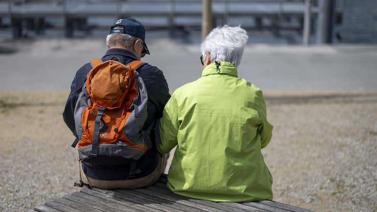 Zwei aeltere Personen sitzen auf einer Bank bei der Schifflaendi von Stein am Rhein, aufgenommen am Dienstag, 28. Mai 2024 in Stein am Rhein. Die Stimmbevoelkerung von Stein am Rhein stimmt am 9. Juni ueber einen Verpflichtungskredit von 5,82 Millionen Franken fuer die Neugestaltung der Schifflaendi ab. (KEYSTONE/Michael Buholzer)