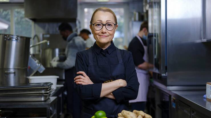 Tanja Grandits (53) führt in Basel das Restaurant Stucki (zwei «Michelin»-Sterne). Ihr Markenzeichen sind farbenfrohe Gerichte mit Kräutern und Blumen aus eigenem Garten.