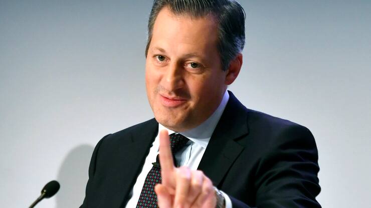 Boris F.J.Collardi, CEO Julius Baer orientiert an einer Medienkonferenz in Zuerich am Mittwoch, 1. Februar 2017 ueber das vergangene Geschaeftsjahr. Die Privatbanken-Gruppe Julius Baer machte 2016 mehr Gewinn als im Vorjahr. Zudem stiegen die verwalteten Vermoegen um 12 Prozent auf den neuen Rekordstand 336 Milliarden Franken. (KEYSTONE/Walter Bieri)