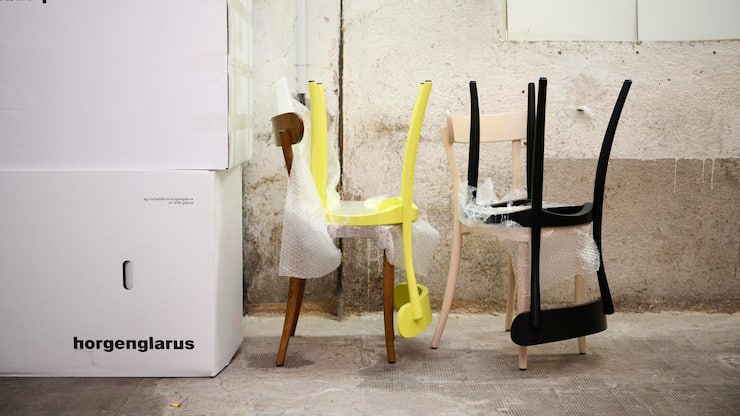 MaximalreduziertDie nach einer Idee der Basler Star­architekten Herzog & de Meuron entworfenen Stühle sind bereit zum ­Abtransport 