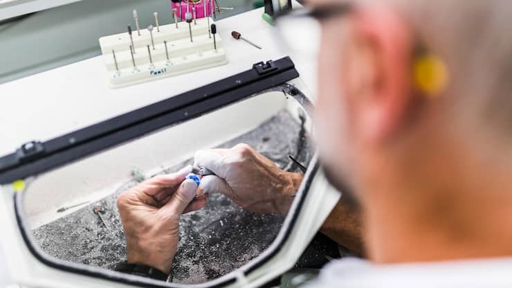 Retailer mit eigener ProduktionNeuroth verkauft Hörgeräte aller ­Hersteller. Den Teil, der dafür sorgt, dass das Gerät bequem im Ohr sitzt, produziert die Firma selber.